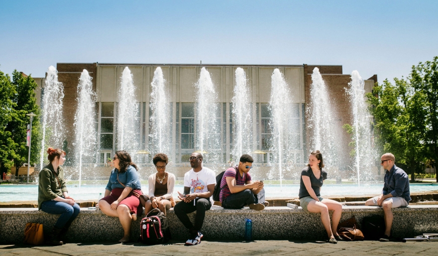 Students in front of fountain on WMU Campus